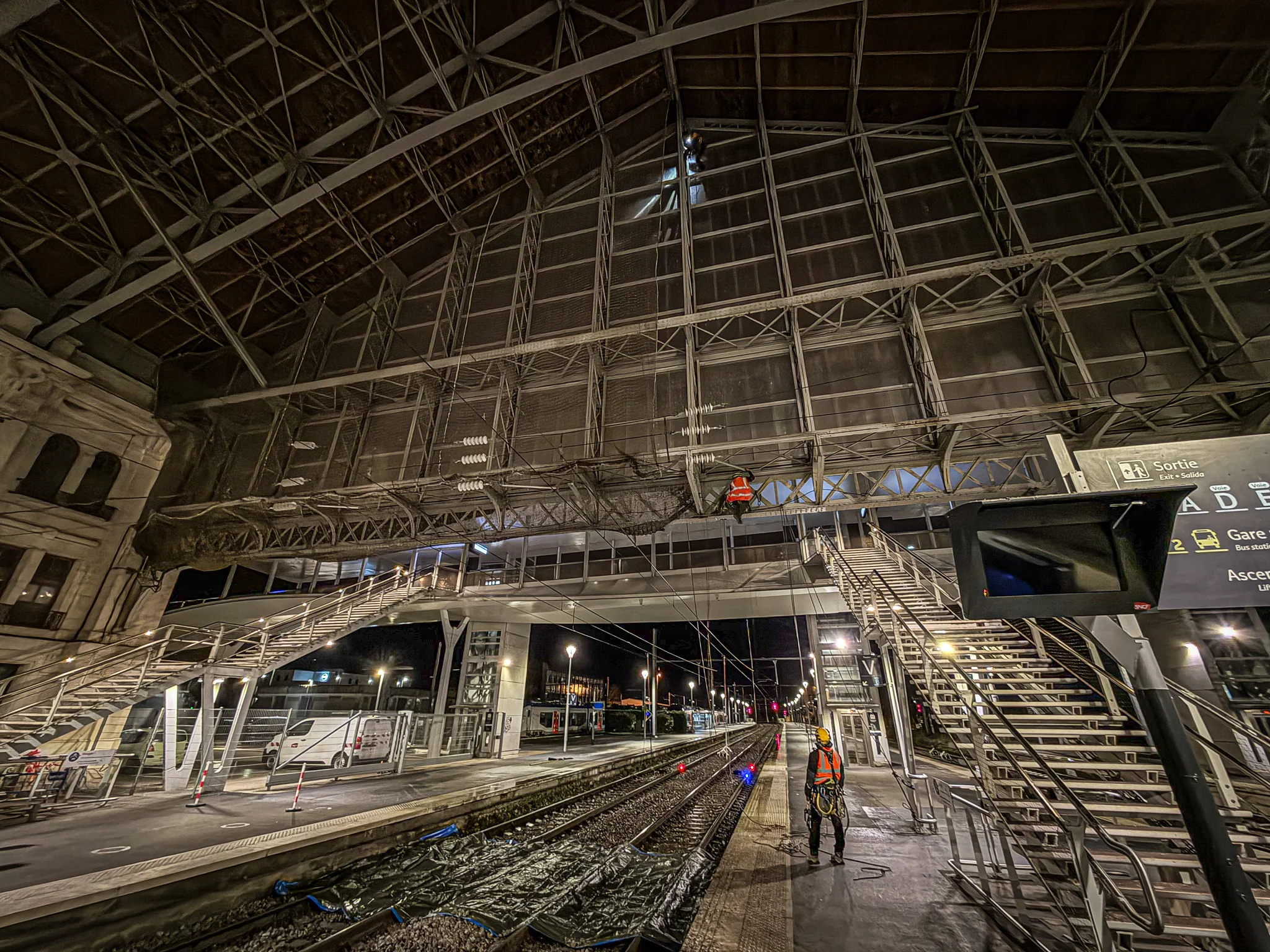 Intervention de cordistes MS Access pour la rochelle by night... chez SNCF à La Rochelle (bâtiment) – 2